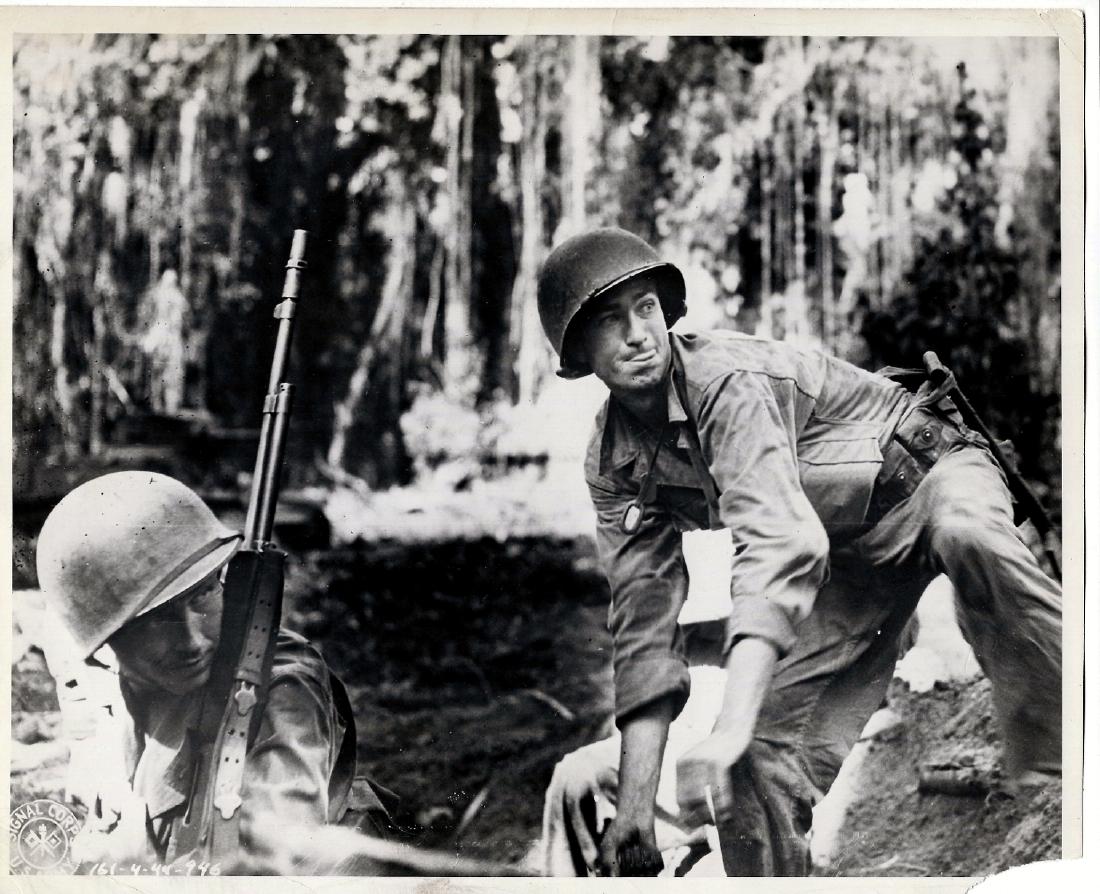 G.I. in Combat. 1944 Original W.W.II Signal Corps Photo (1 of 3)