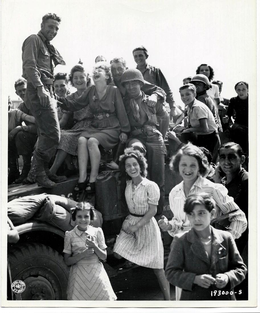 Paris greets Allied Liberators 8.25.1944 (1 of 3)