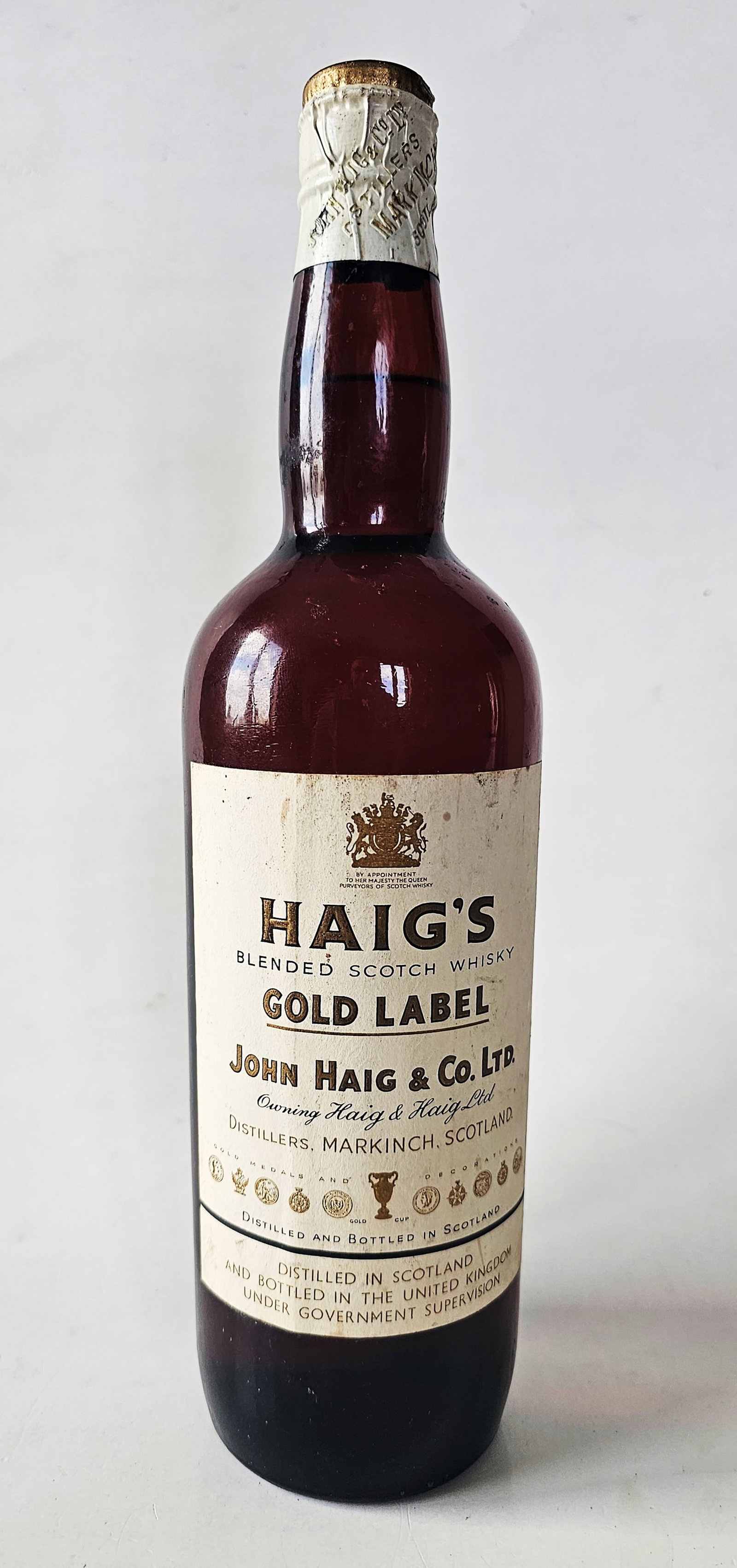 Haig's Gold Label Blended Scotch Spring Cap 1950s 75cl: Haig's Gold Label Spring Cap 1950s Blended Scotch, approx. 26 oz.(75cl). Brand owned by Haig & Haig Ltd. Distilled by Markinch, Scotland Haig's Gold Label is made with a very good percentage of malt w
