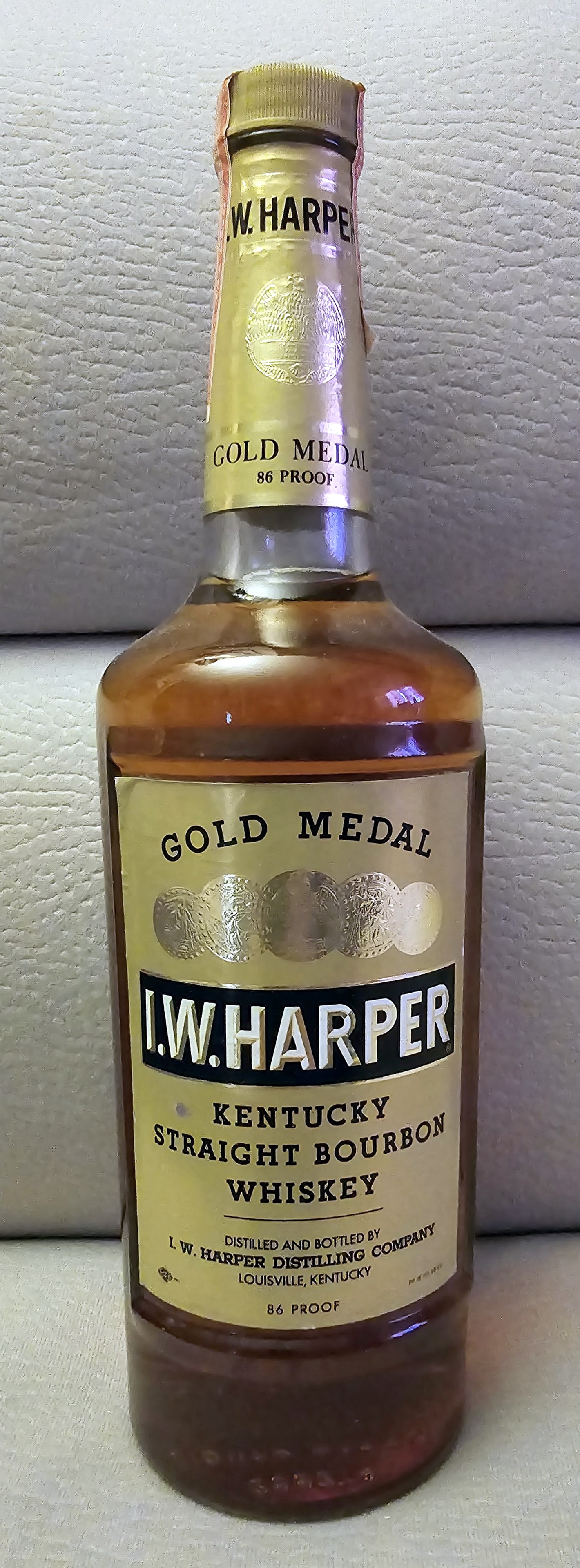 1971 I.W.Harper Gold Medal Kentucky Straight Bourbon 86 Proof 4/5 Quart (1 of 6)