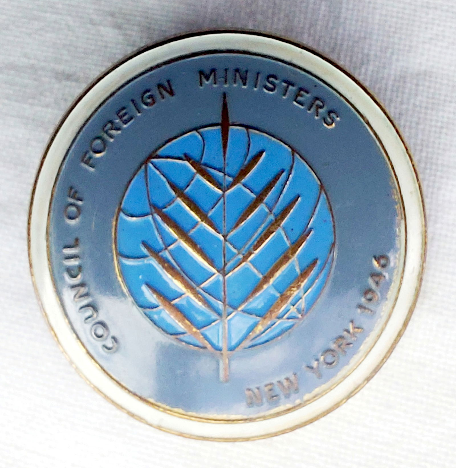 UK Delegate Badge: UN Council of Foreign Ministers New York 1946: UK Delegation badge/lapel pin for admittance to the Council of Foreign Ministers meetings in New York in 1946. The badge was issued to members of the UK delegation to the United Nations Assembly in Ne