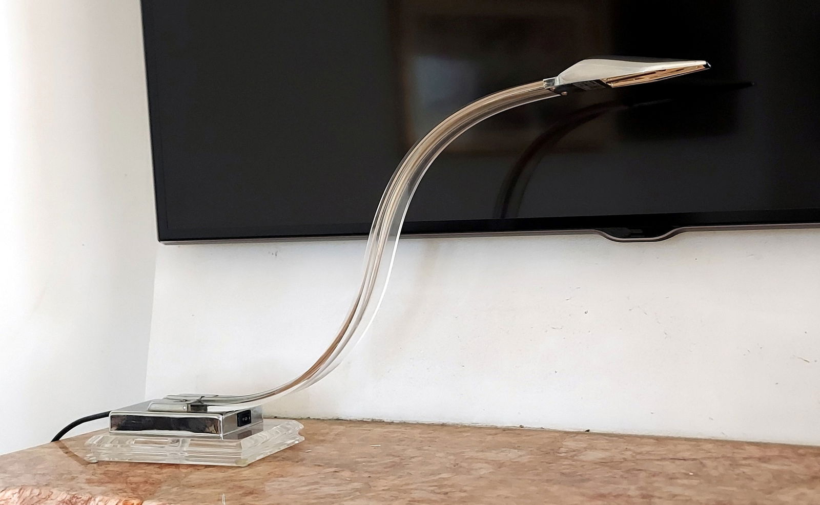 Modernist Italian Cobra Desk Lamp Arredoluce 1970s Lucite/Chrome: Lucite Cobra Desk Lamp, with a chrome base, head and chrome spine in Lucite elongated neck. Arredoluce, Italy, 1970s. Materials: Lucite, Chrome, Brass. Dimensions approx.: 27 x 15 x 5 inches (base). W