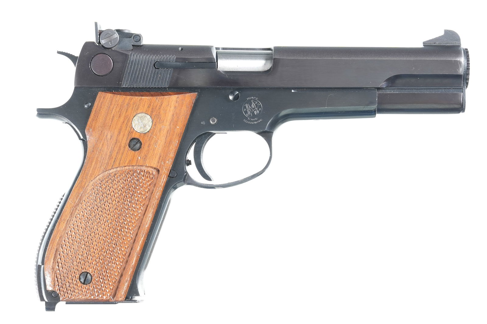 A3886 Smith & Wesson 52-2 Pistol .38 spl: .38 spl Serial # A761931 Smith & Wesson Model 52-2 .38 Mid Range Wadcutter target automatic with adjustable siggts. Blue finish, Checkered walnut grips. Condition, Excellent with 99% finish, Bright bo