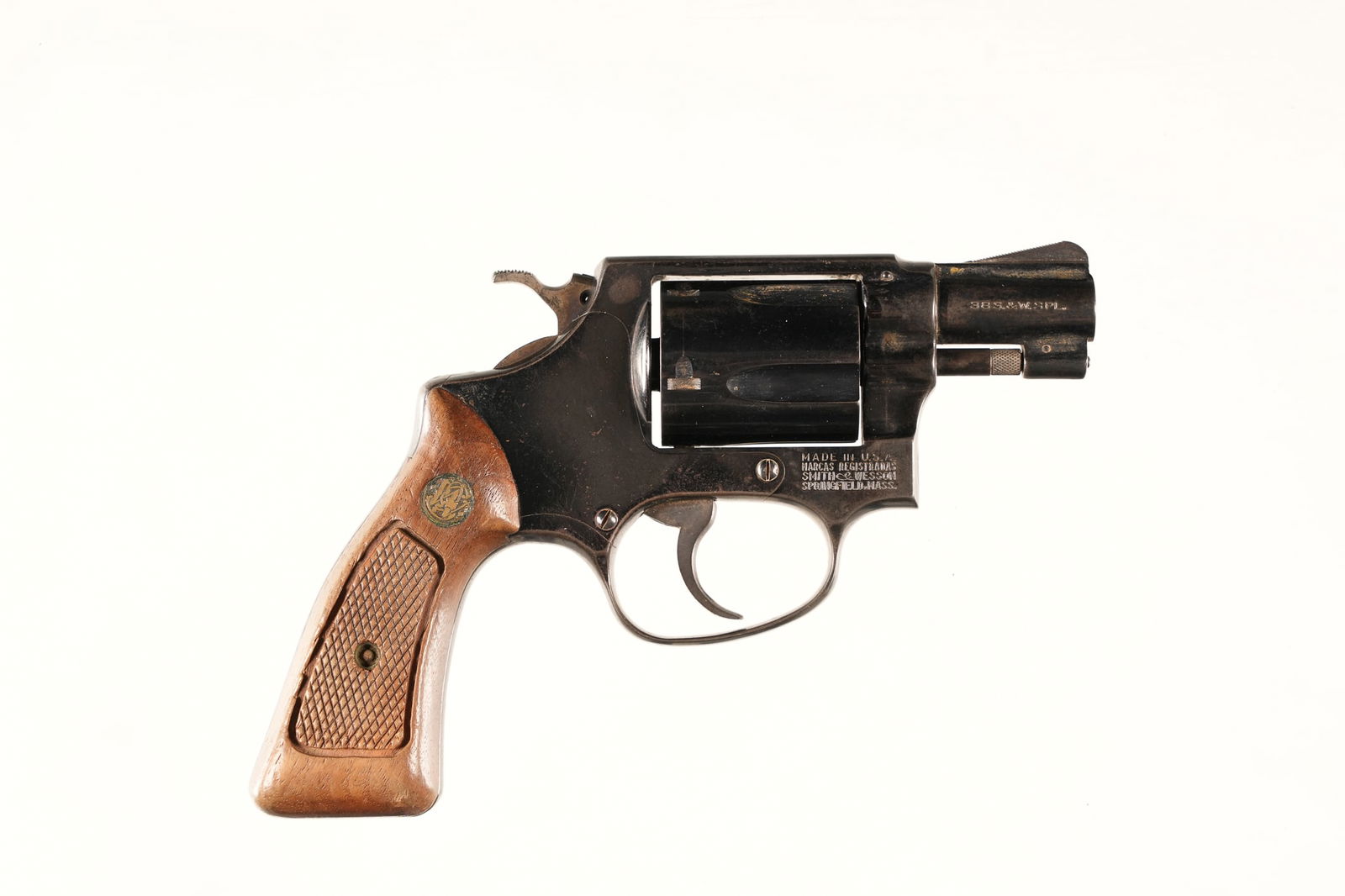 A4889 Smith & Wesson 36 Revolver .38 spl: .38 spl Serial # J50638 Smith & Wesson Model 36 Chiefs Special 2" Bb; 38 Special J-Frame square butt with factory walnut grips with medallions. Condition, Very good with 90% finish, Excellent bore. Ac