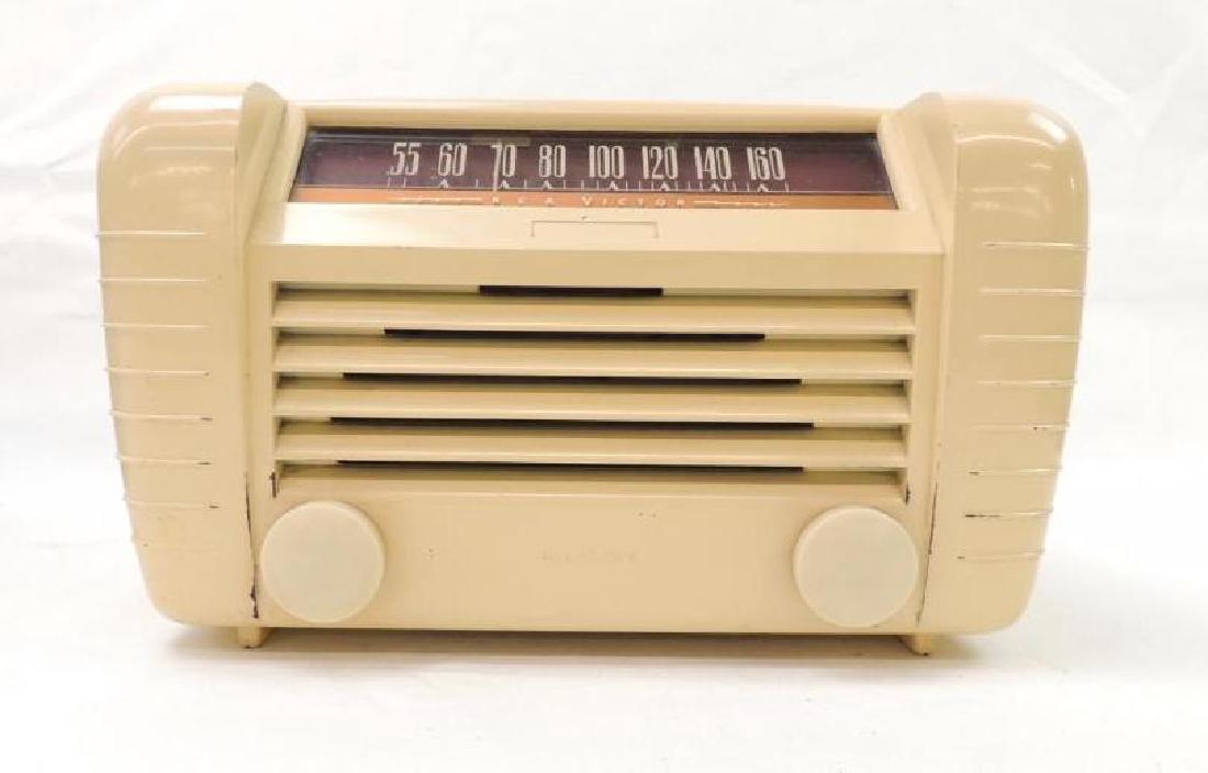 Vintage RCA Victor Tabletop Radio Model 65x2 (1 of 3)