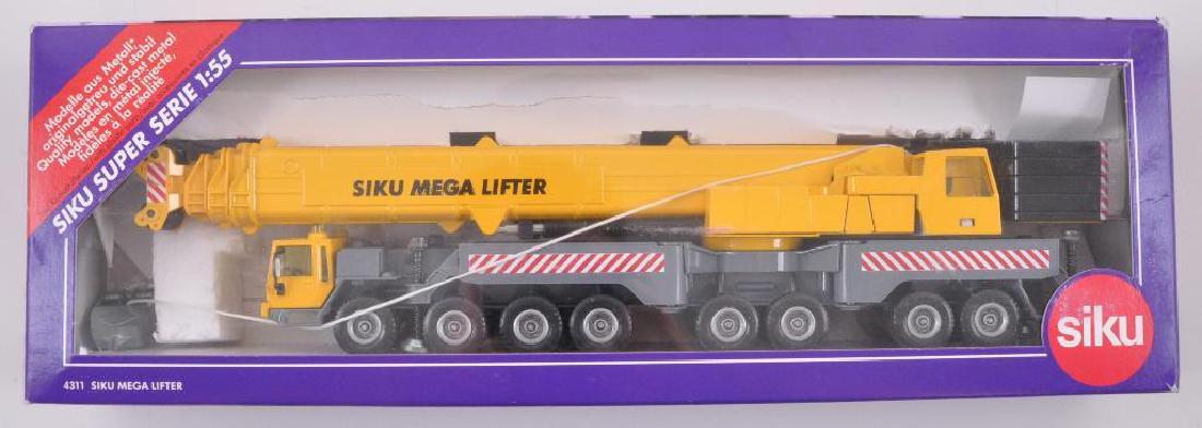 Siku Super Serie 1/55 Scale Die-Cast Mega Lifter Crane (1 of 2)