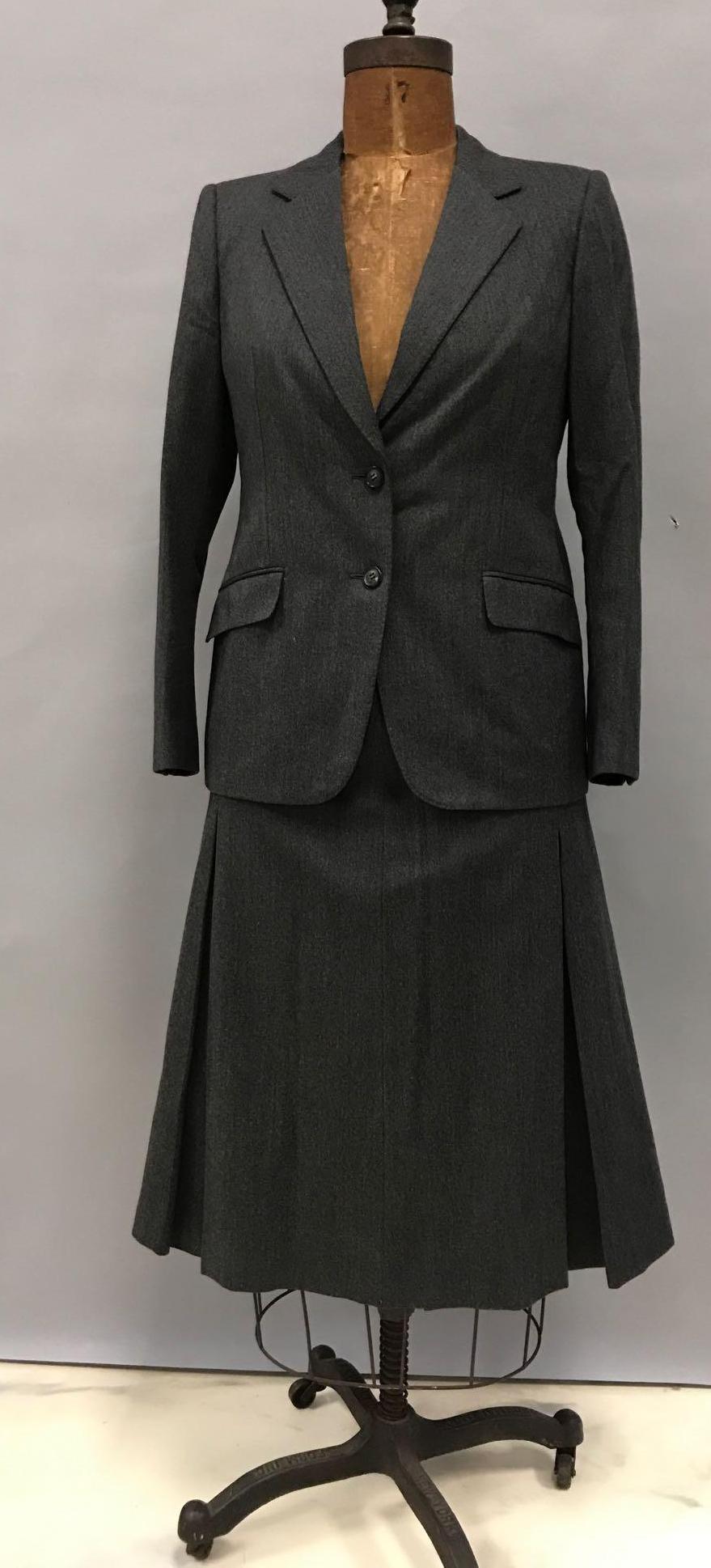 Vintage Burberry Women's Wool Suit: Size 44. measurements approximate shoulder 15, waist 30, outside sleeve 23, inside 16, bust 40, skirt length 29.Ê