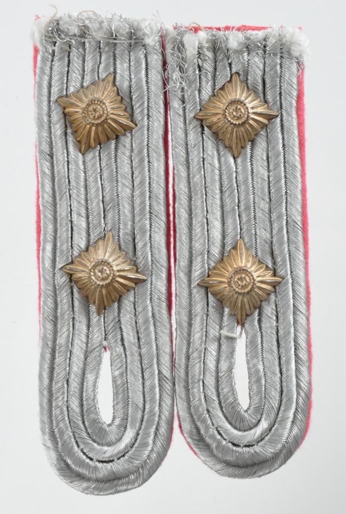 Pair of WW2 Panzer Captain Shoulderboards: No Glow, Mint, 4 1/2 x 1 1/4 inches