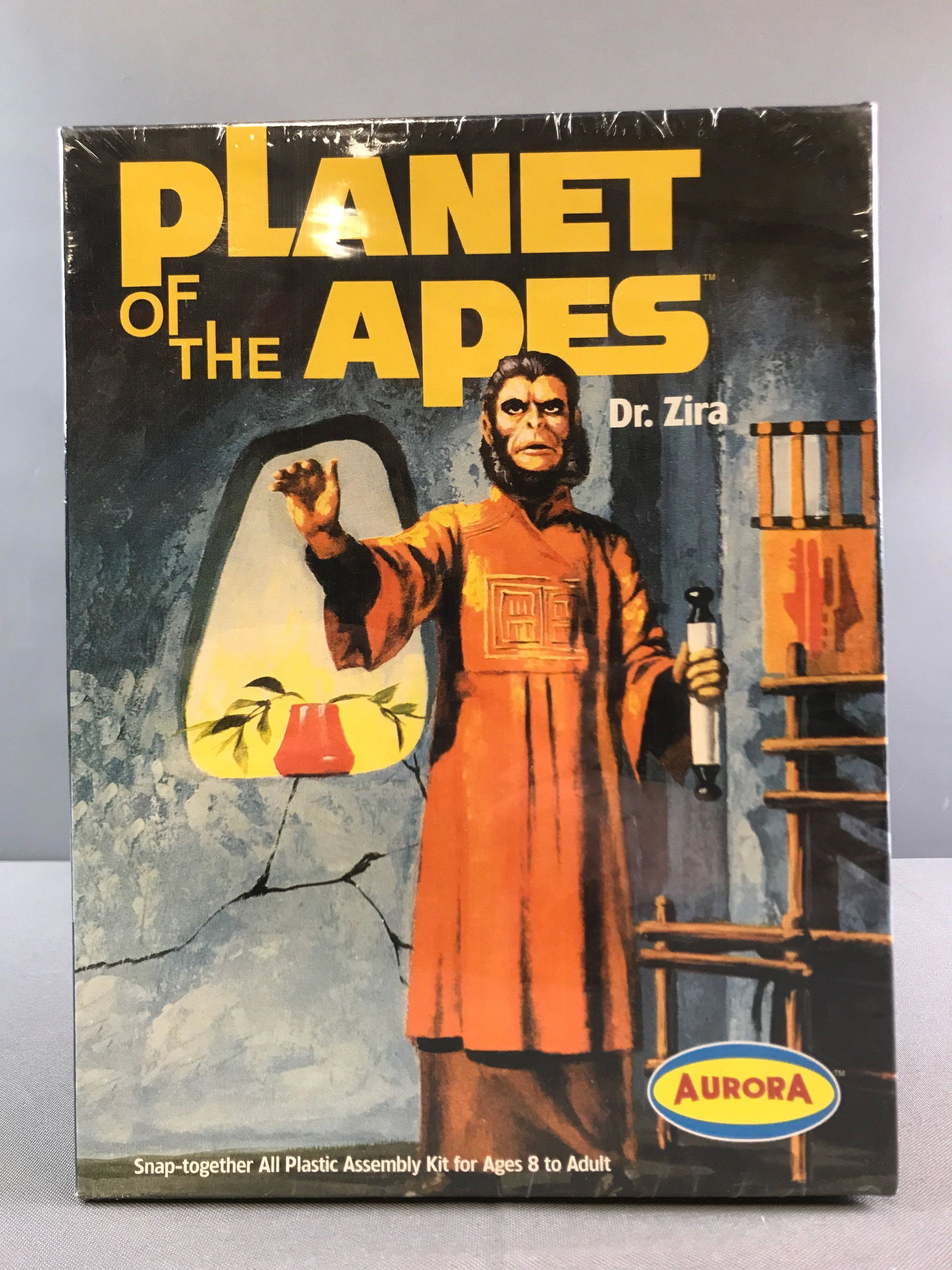 Planet of the Apes Dr. Zira Model Kit: 2000 Playing Mantis Inc. 7x9.25 inches. Model no 6804