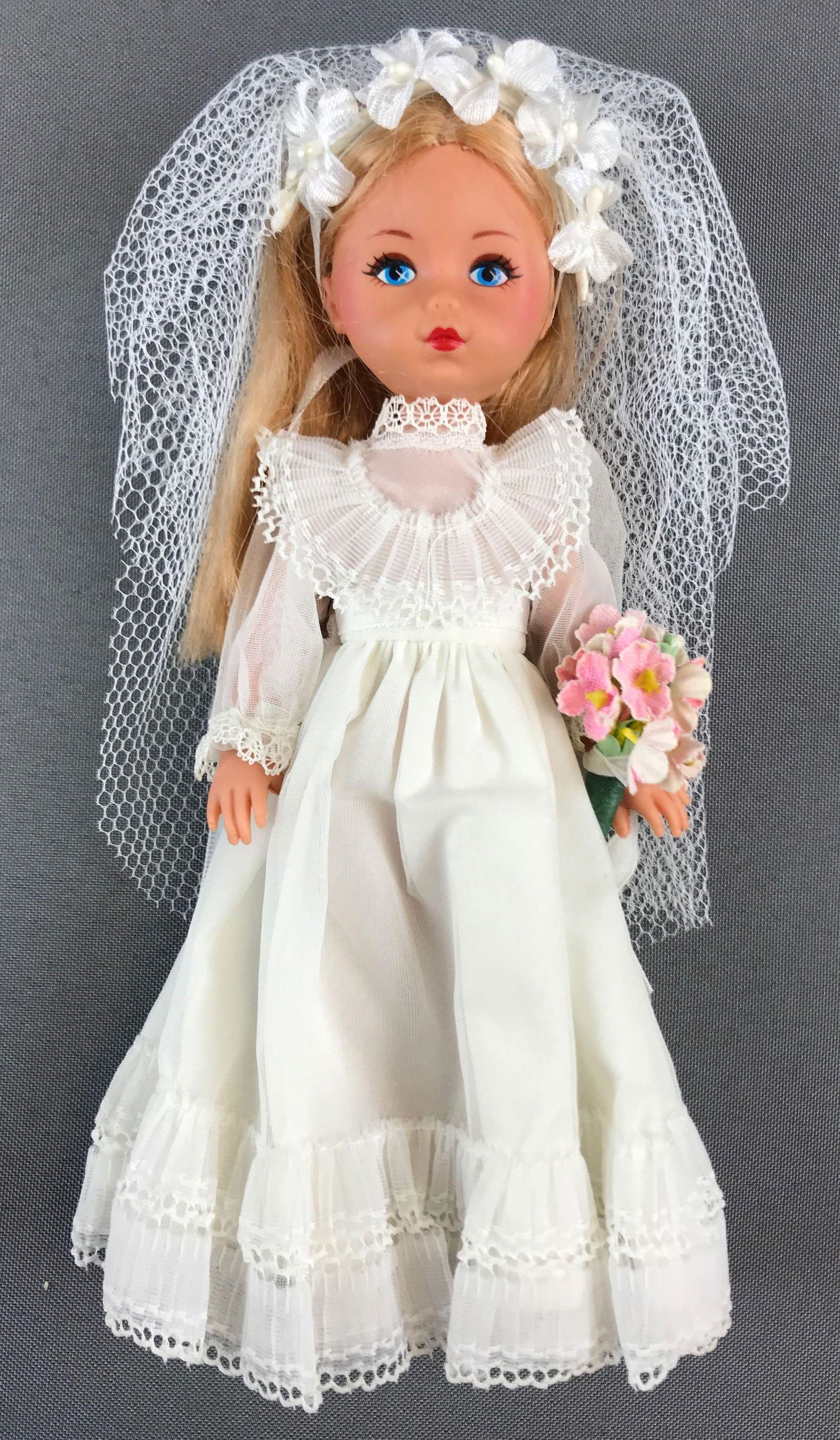Ginny Vogue plastic bride doll (1 of 3)