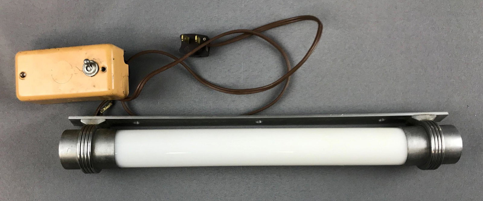 Vintage Pullman Company light fixture: Unknown working condition, 15.25 inches.