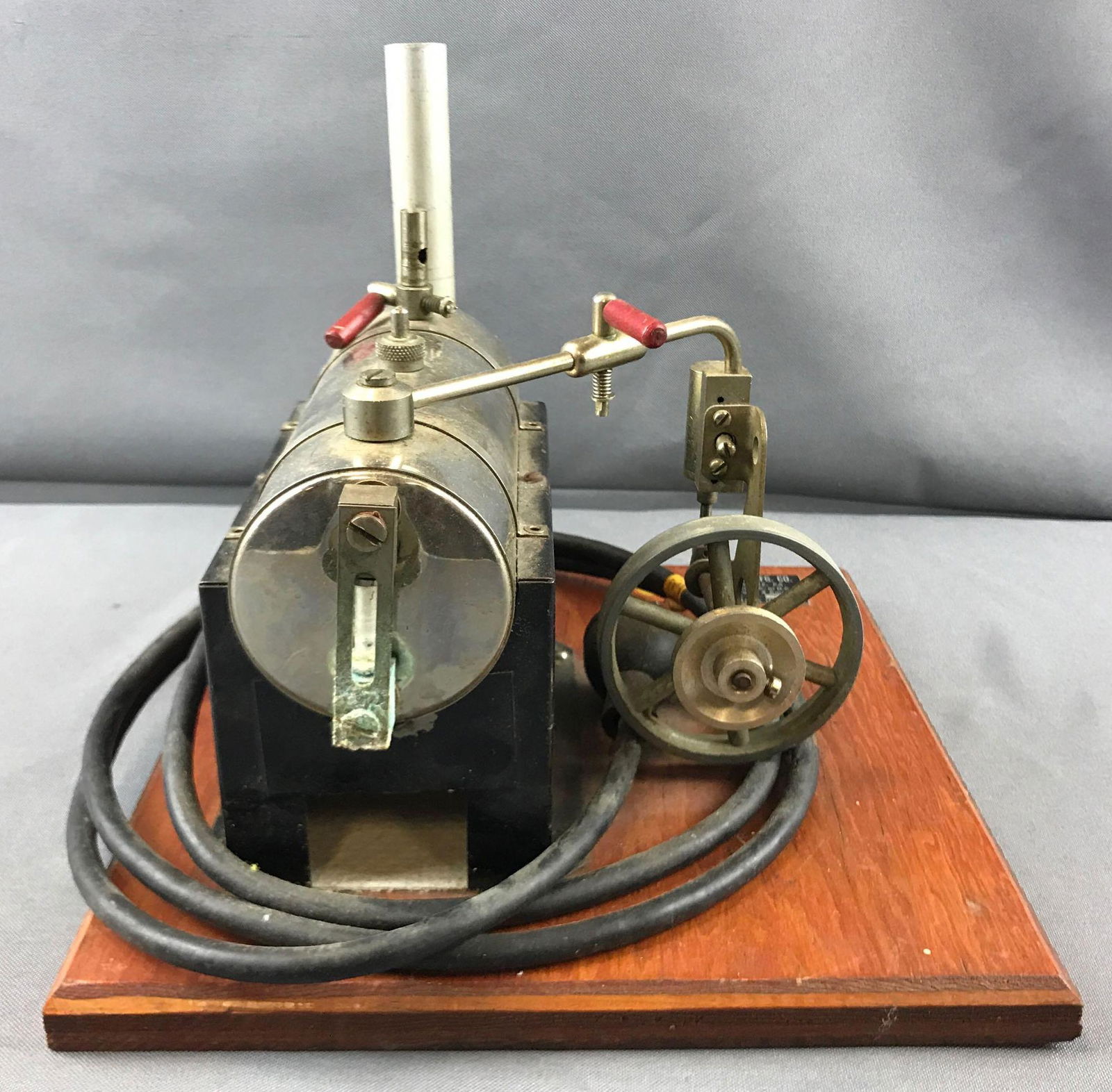 Vintage steam engine replica (1 of 3)