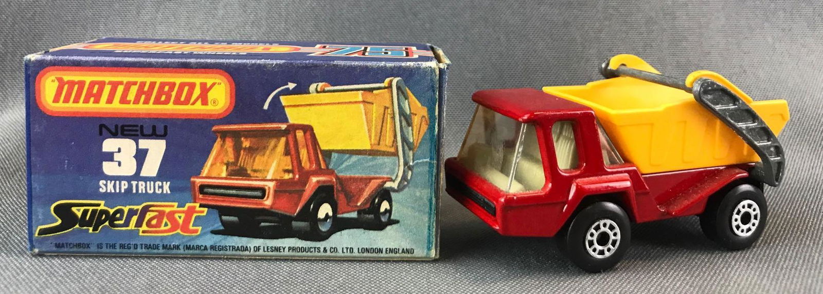 Matchbox Superfast No. 37 Skip Truck Die-Cast Vehicle (1 of 10)