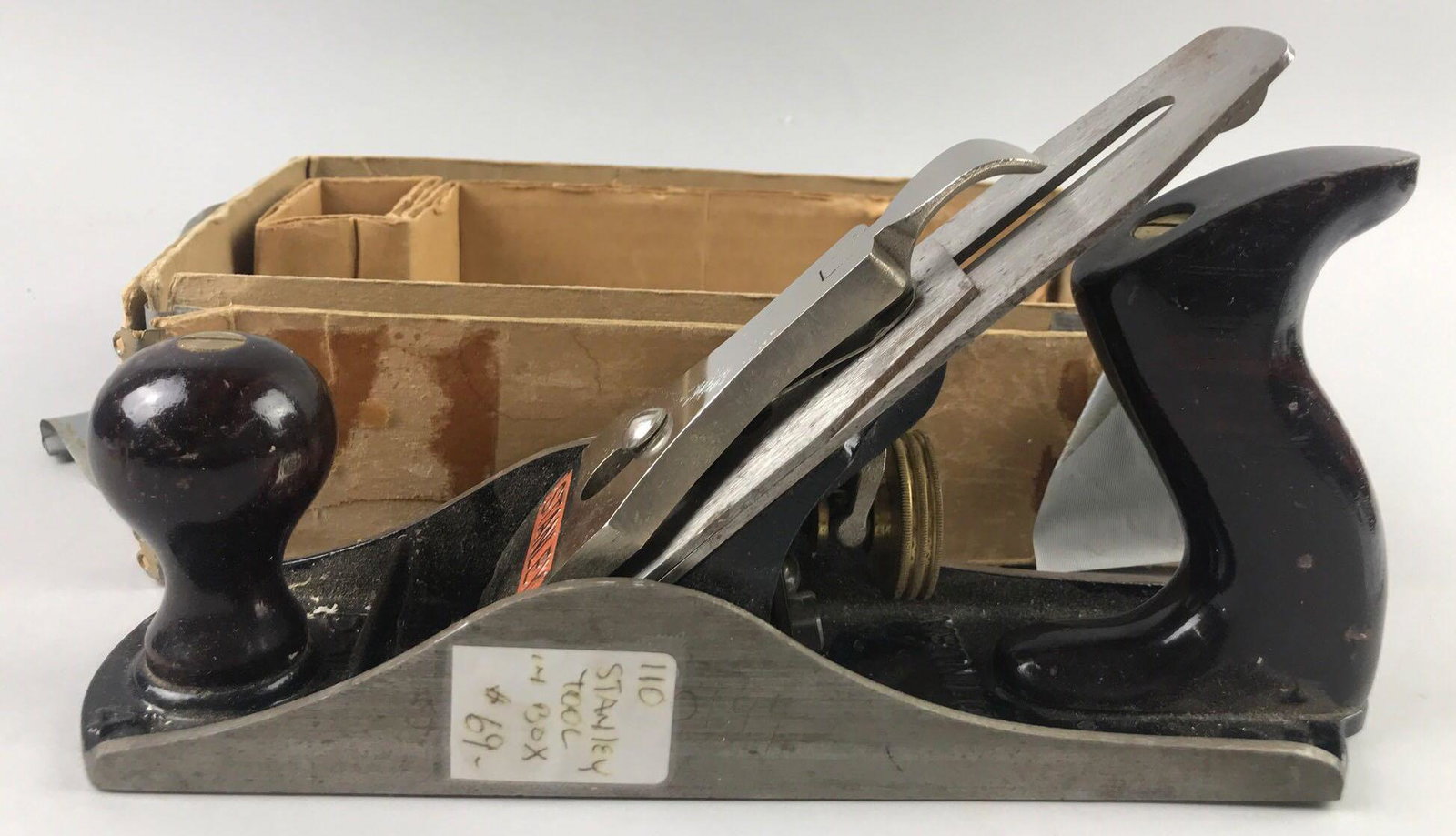 Vintage Stanley Bailey No. 4 plane with original box: Significant damage to box. Plane measures 9.5 x 2.5 x 5.25 inches.