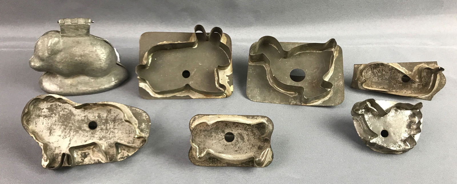 Group of seven antique mold and cookie cutters: Tin / Cast iron