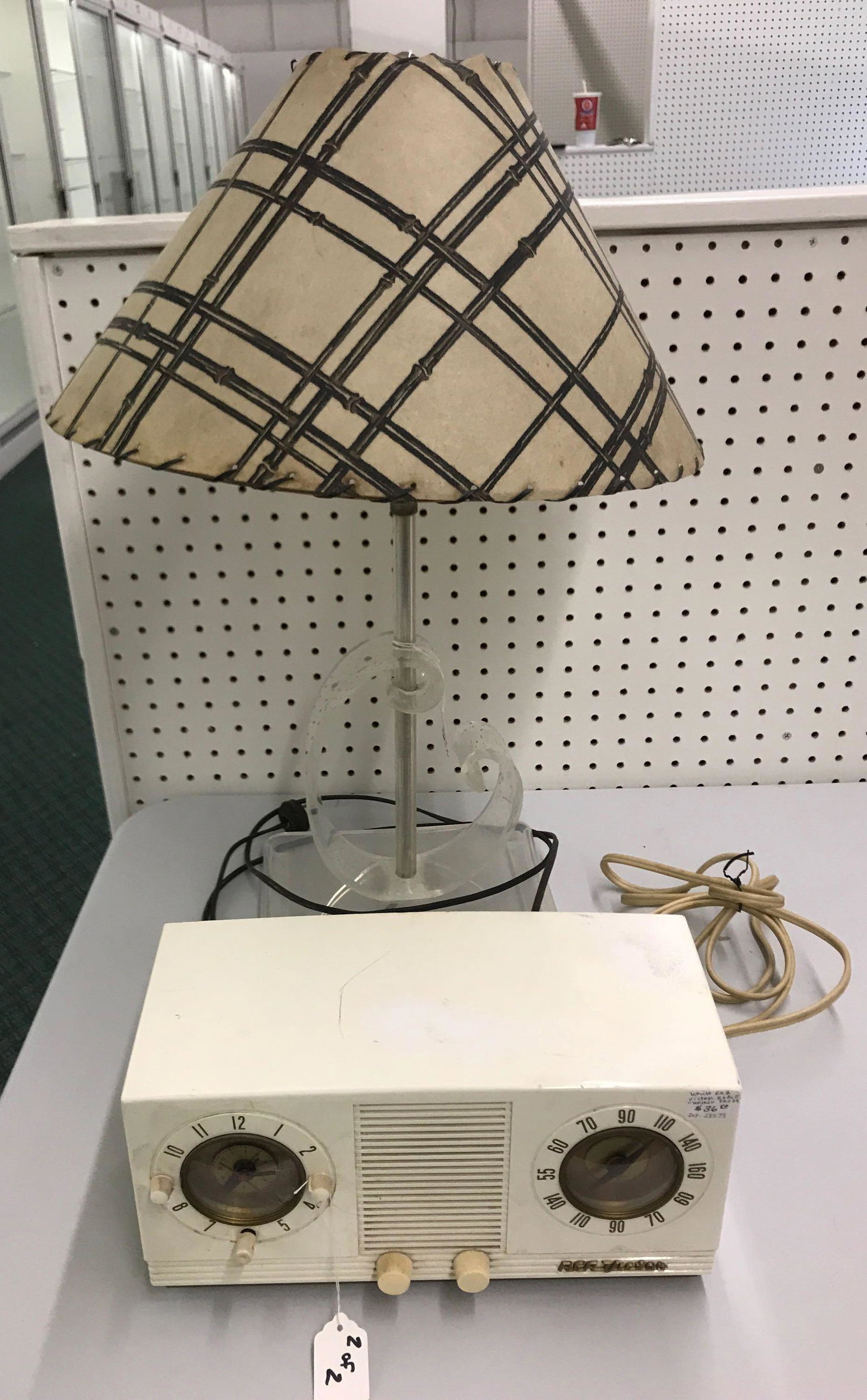 Mid Century Lamp RCA Victor Radio: 23 inch Lamp 12 inch radio. sorry no shipping on this lot.