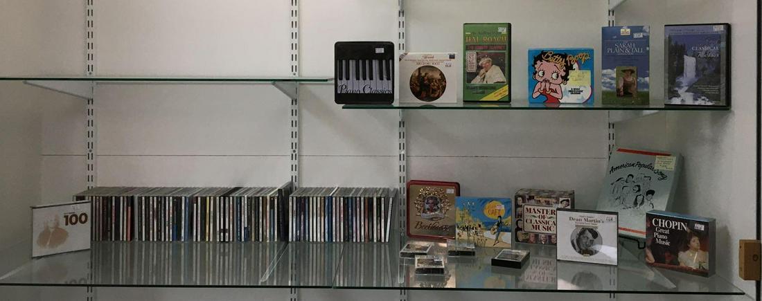 Large group of CDs and more: Includes Trisha Yearwood, Tony Bennett, Mozart, Spin Doctor, Neil Diamond, Billy Joel and more