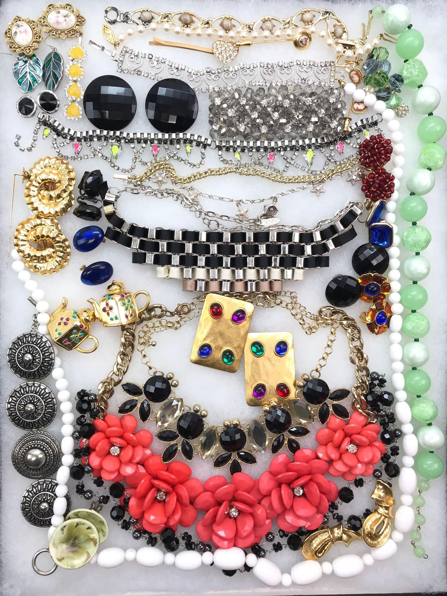 Colorful Costume Collection - Vintage Beads, Cabochons,: An exceptionally attractive group of fashionable vintage necklaces, bracelets, earrings and brooches. 