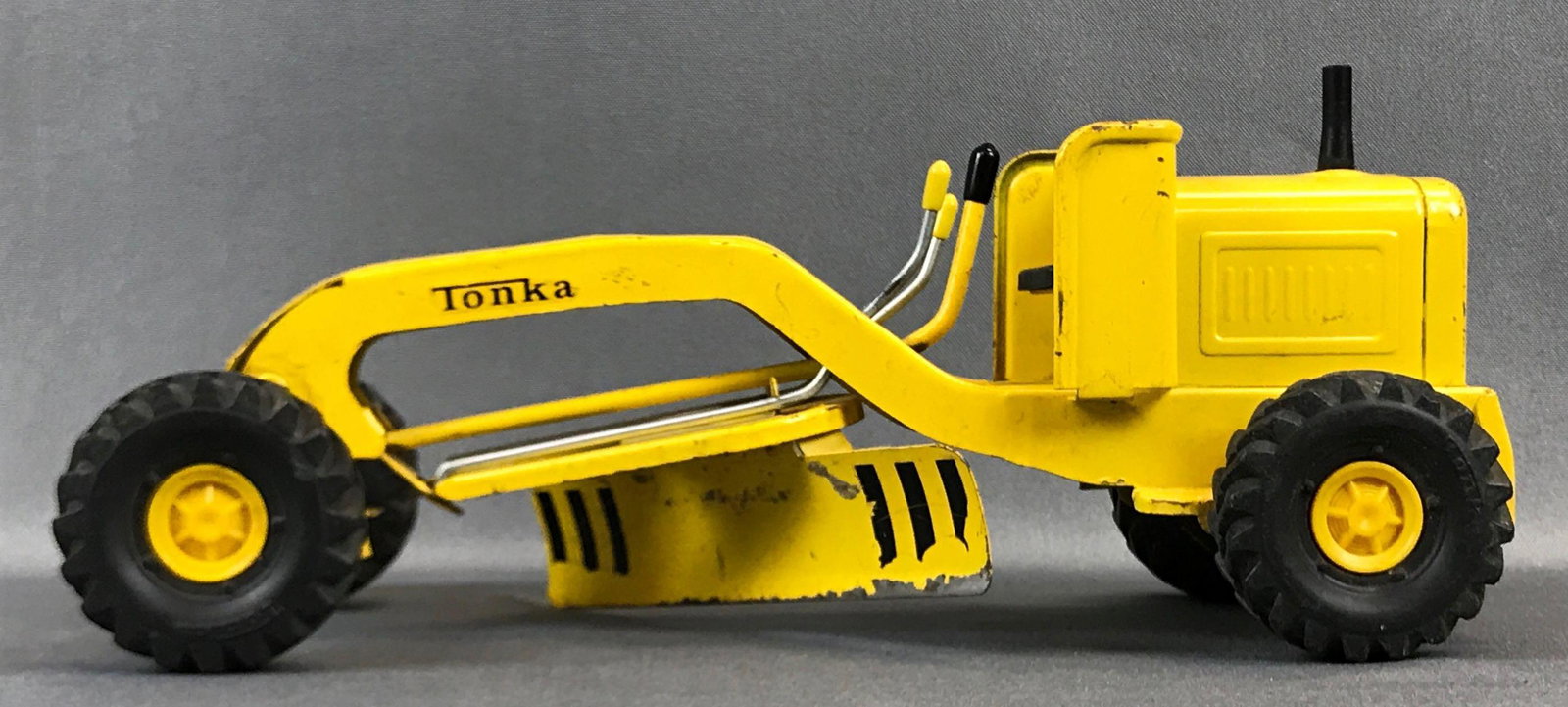Tonka Pressed Steel Road Grader Tractor: Pressed steel 11 x 4 inches 1960Õs some scratches