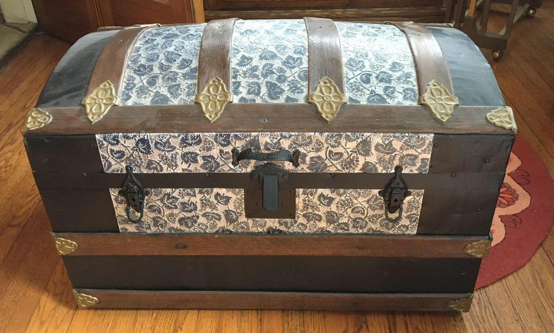 Vintage Trunk: Only 1 lock works, 28 x 16 x 20 inches.Shipping is not available for this lot. Pick up only. (Large or heavy items can be transferred to our Gallery for an additional fee.)