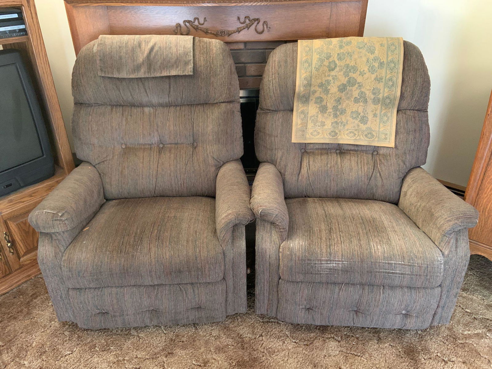 Set of 2 : Brown Recliners: 33 x 27 x 42 inches. Shipping is not available for this lot. Pick up only. (Large or heavy items can be transferred to our Gallery for an additional fee.)