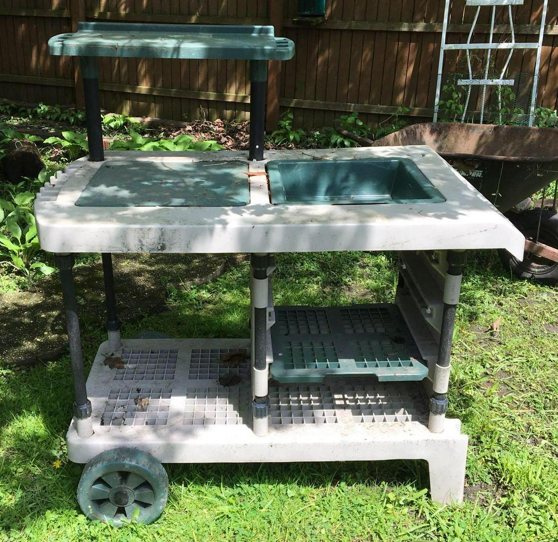 Plastic Gardening Cart: Shipping is not available for this lot. Pick up only. (Large or heavy items can be transferred to our Gallery for an additional fee.)