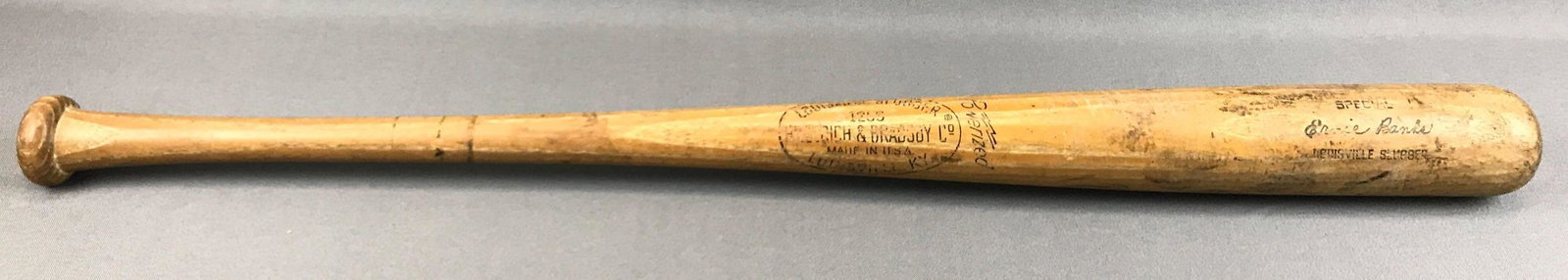 Vintage Ernie Banks Louisville Slugger - Hillerich &: 32 inches long; wooden baseball bat, 125S -Hillerich Bradsby Co.