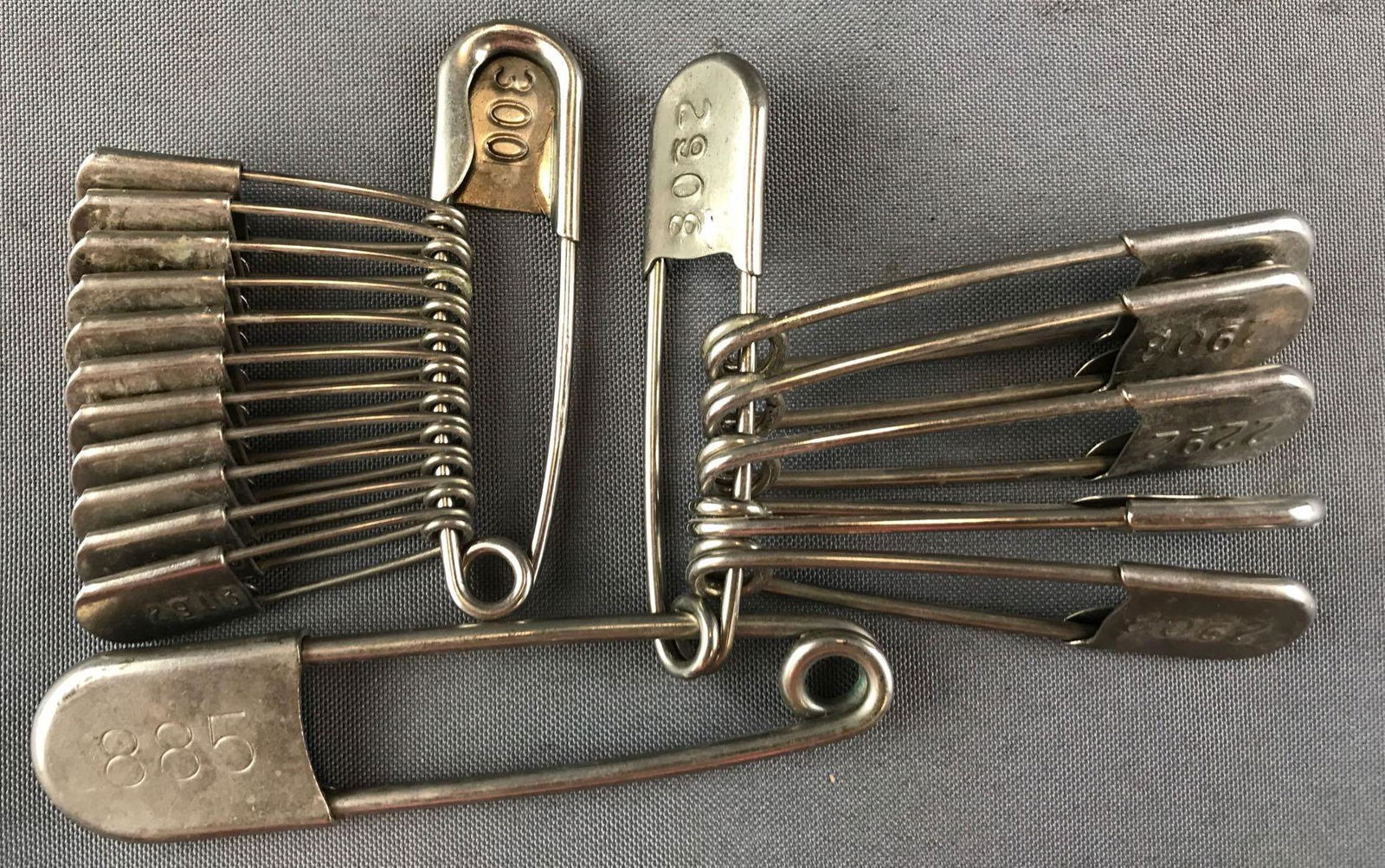 Group of 19 : Vintage Laundry Numbered Safety Pins (1 of 3)