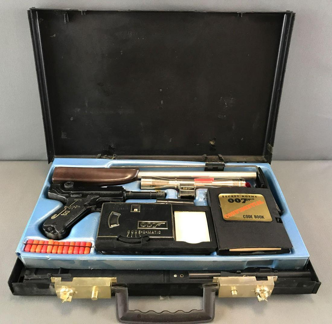 Vintage 1965 Multiple Products James Bond 007 Attache (1 of 7)