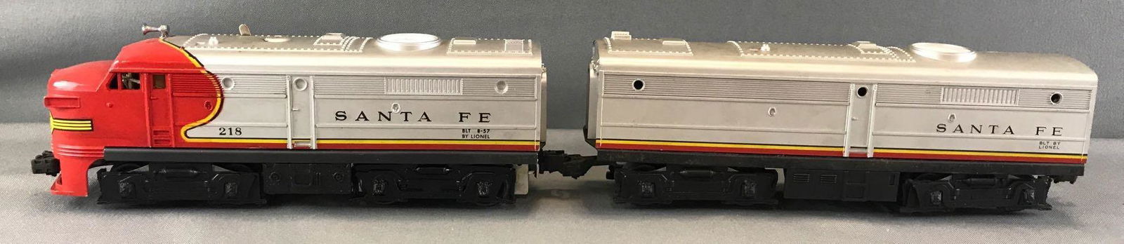 Vintage Lionel Santa Fe Freight Diesel Locomotive (1 of 9)
