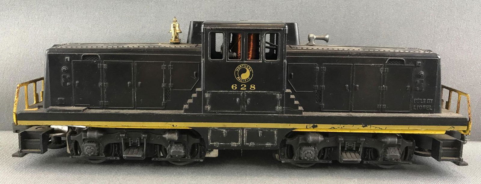 Lionel 628 Northern Pacific 44 ton Diesel Switcher (1 of 6)