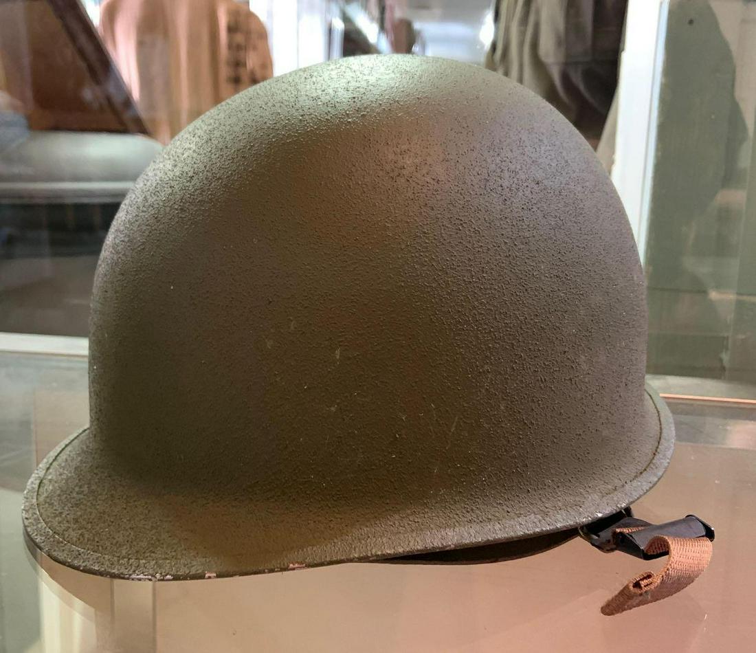 WW2 US army airborne helmet with liner (1 of 7)