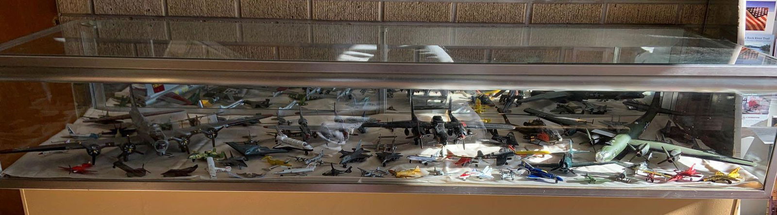 Large collection of die-cast and model airplanes (1 of 7)