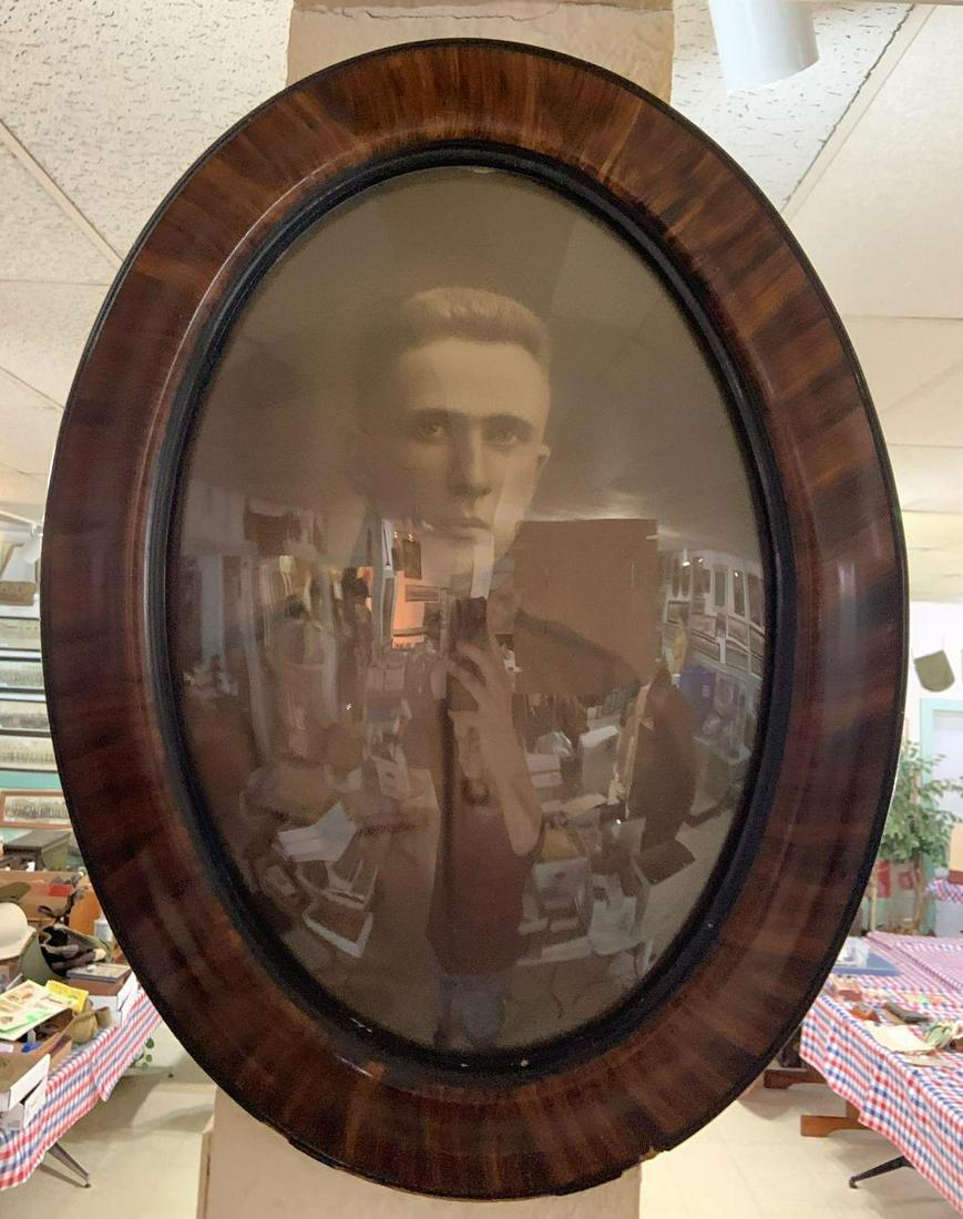 WW1 US soldier photograph in convex frame (1 of 2)