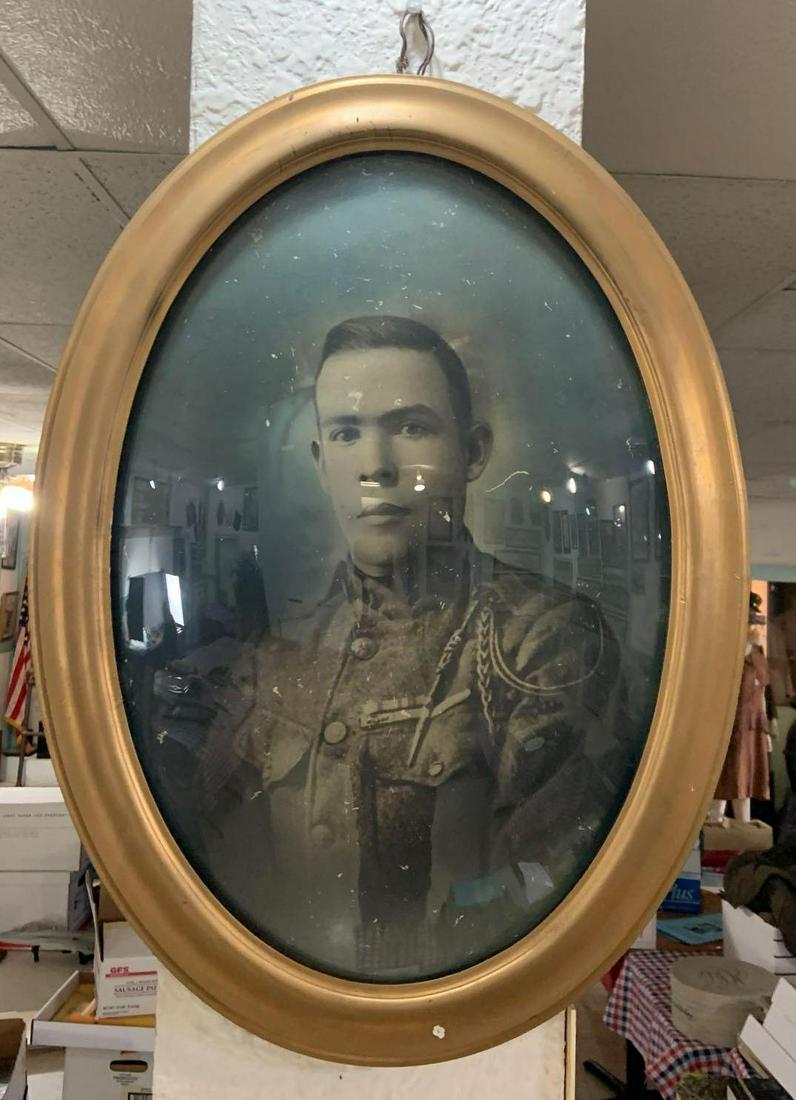 WW1 US soldier photograph in convex frame (1 of 2)