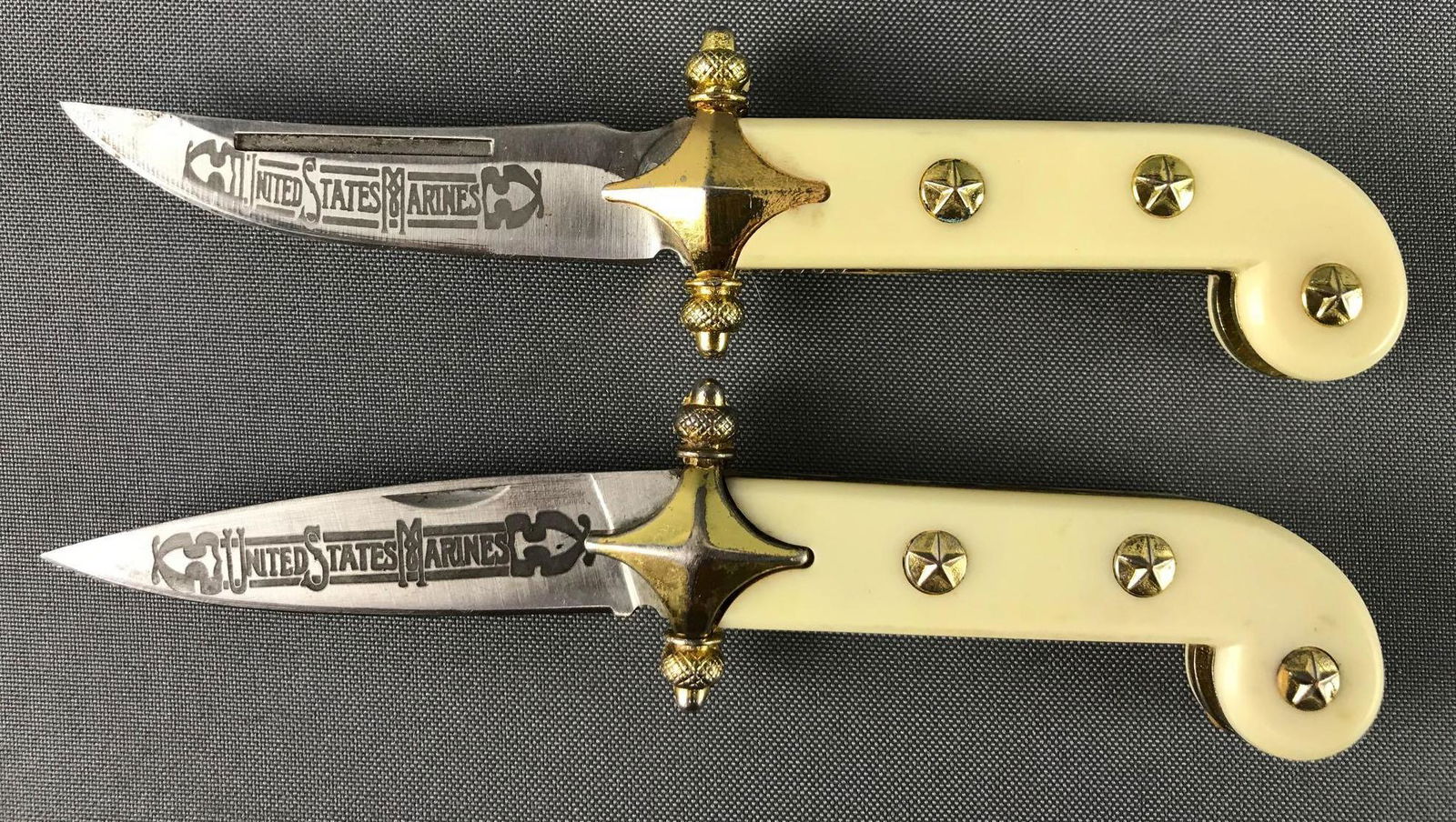 Group of 2 USMC folding knives (1 of 5)