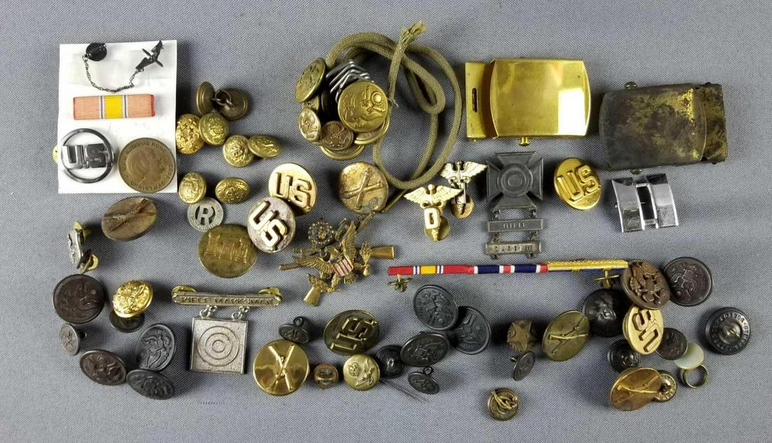 Group of vintage military pins, buttons, medals (1 of 4)