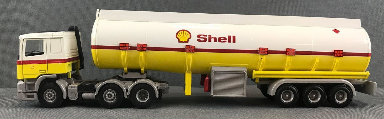 Tekno Shell Tanker Tractor-Trailer: 1:50 scale Volvo