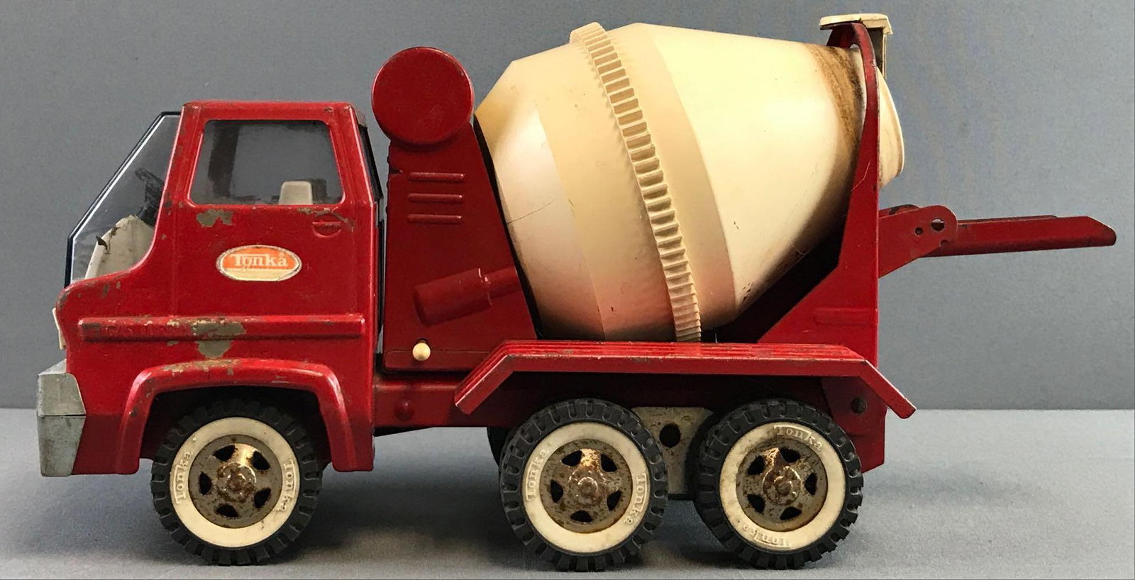 Vintage metal Tonka Truck (1 of 6)