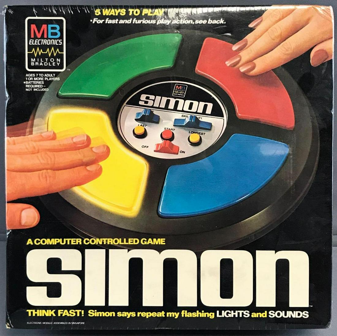 Milton Bradley Simon: In original packaging and plastic measuring 14x14x4.5 inches. Damage as shown in photos.