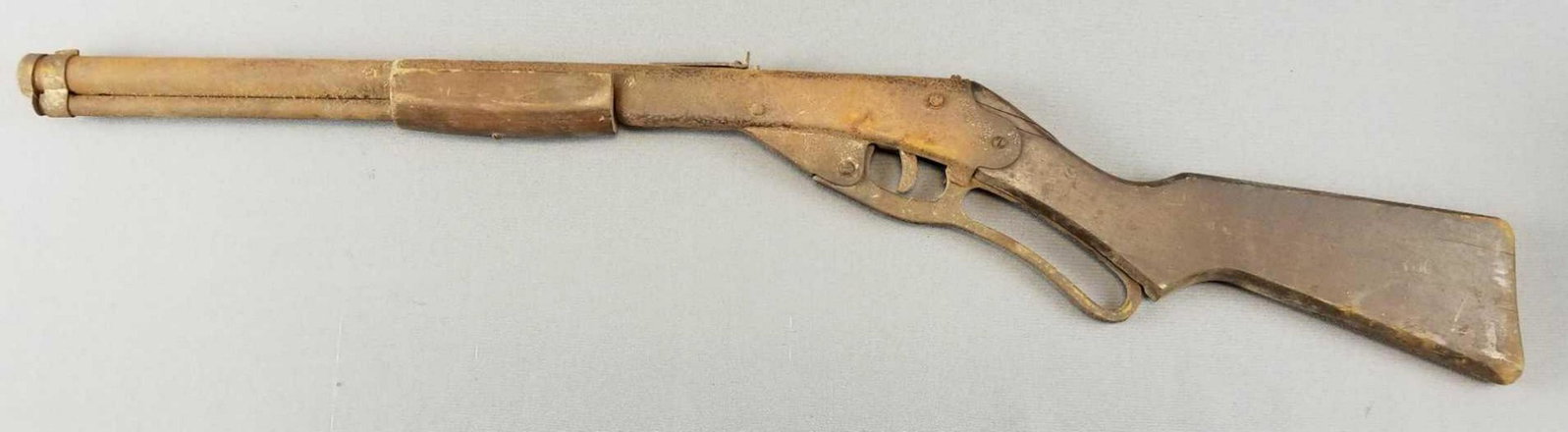 Vintage Daisy Model 39 BB Gun: 32 inches long. Rusty,handle is broken