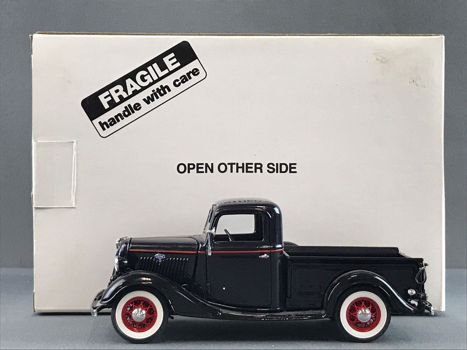 Danbury Mint die-cast 1935 Ford Pickup (1 of 10)