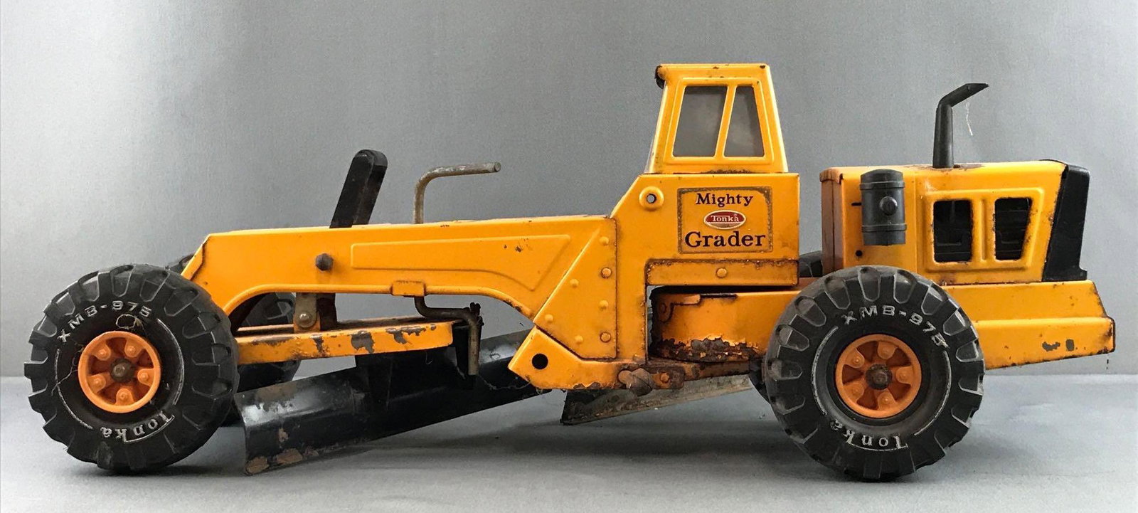 Tonka Mighty Pressed Steel Grader: Measures 24x9.25x14 inches. Wear consistent with age and use, in used condition.