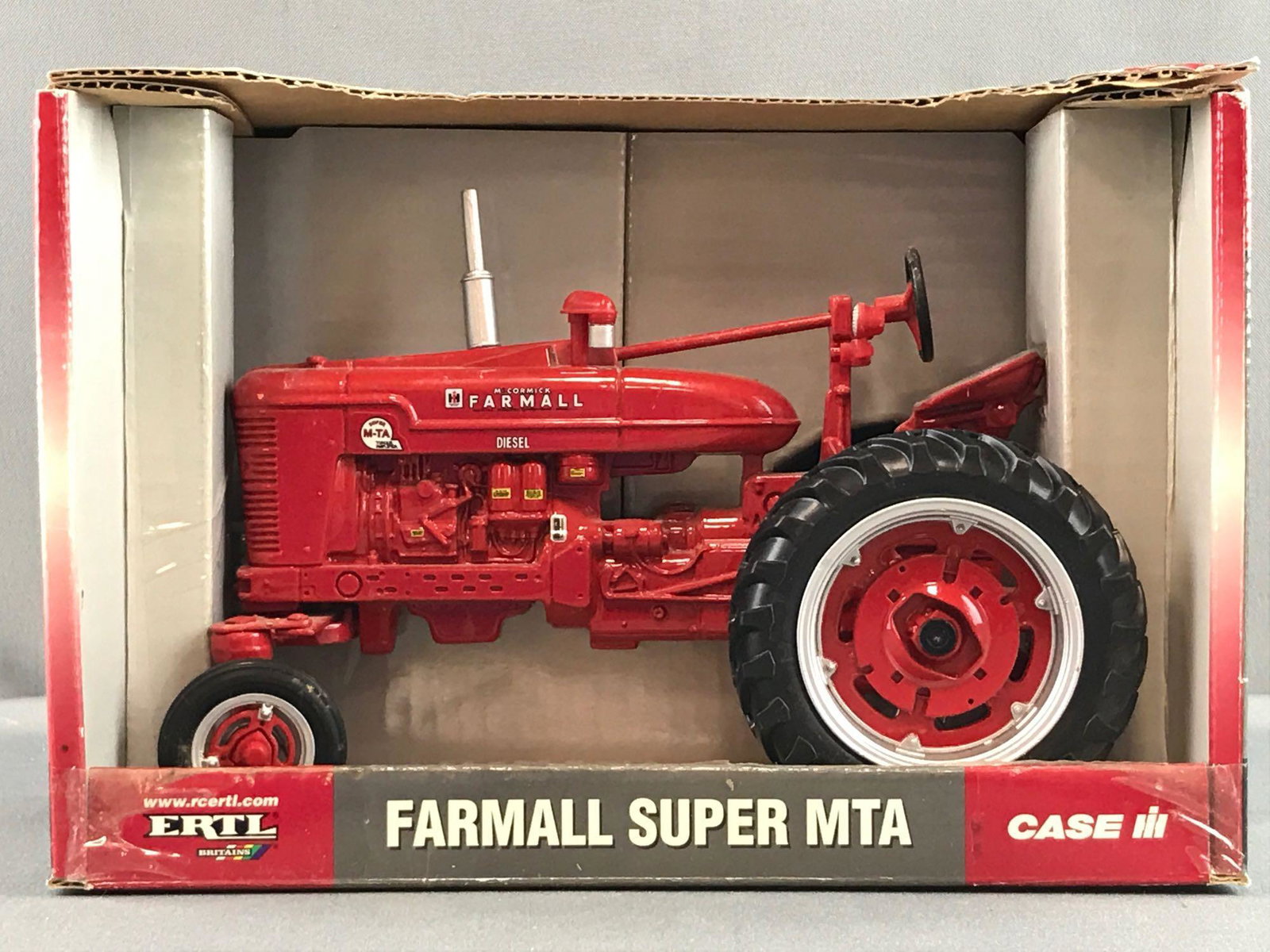 Ertl Farmall Super MTA die-cast tractor (1 of 3)