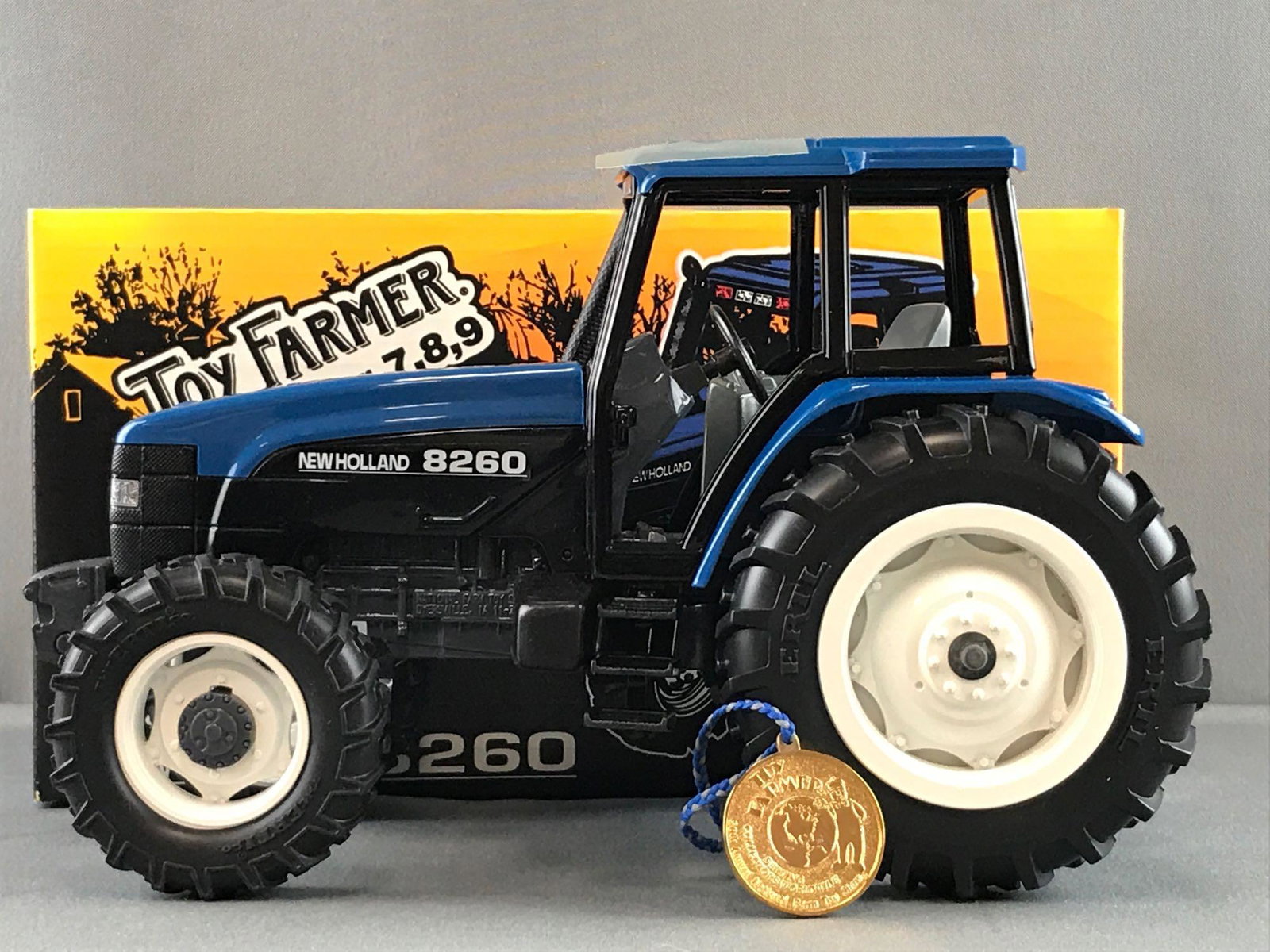 Ertl Toy Farmer New Holland 8260 die-cast vehicle (1 of 5)