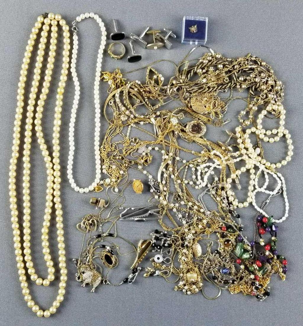 Group of costume jewelry, cufflinks, tie clips (1 of 4)