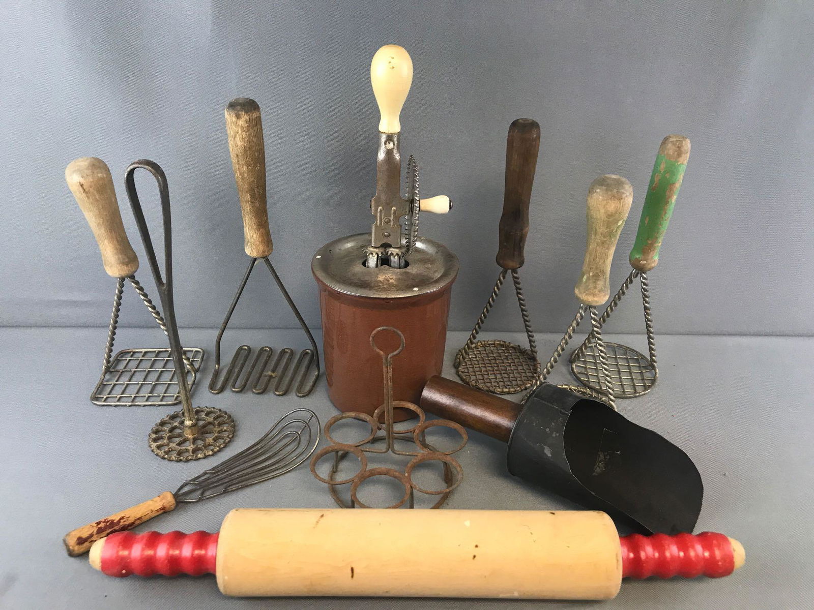 Group of 11 vintage kitchen gadgets (1 of 8)