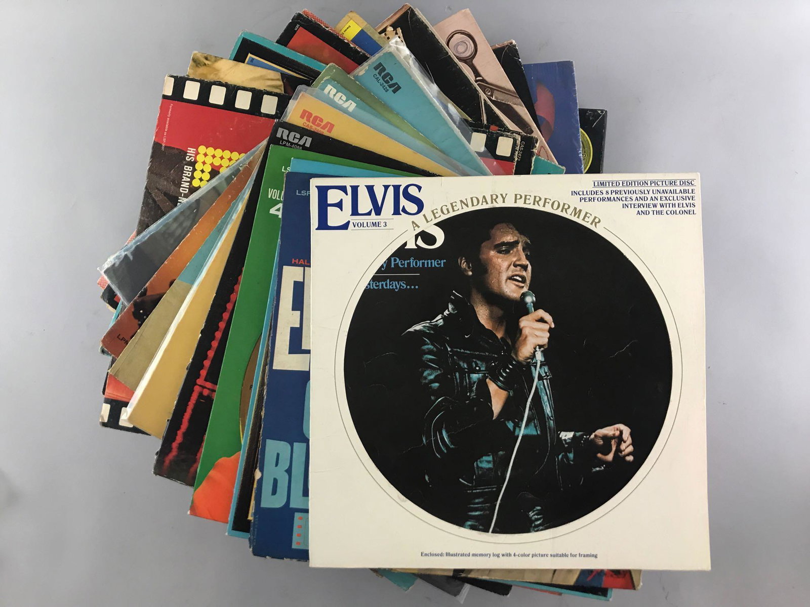 Group of 24 vintage Elvis Presley vinyl LPs (1 of 9)