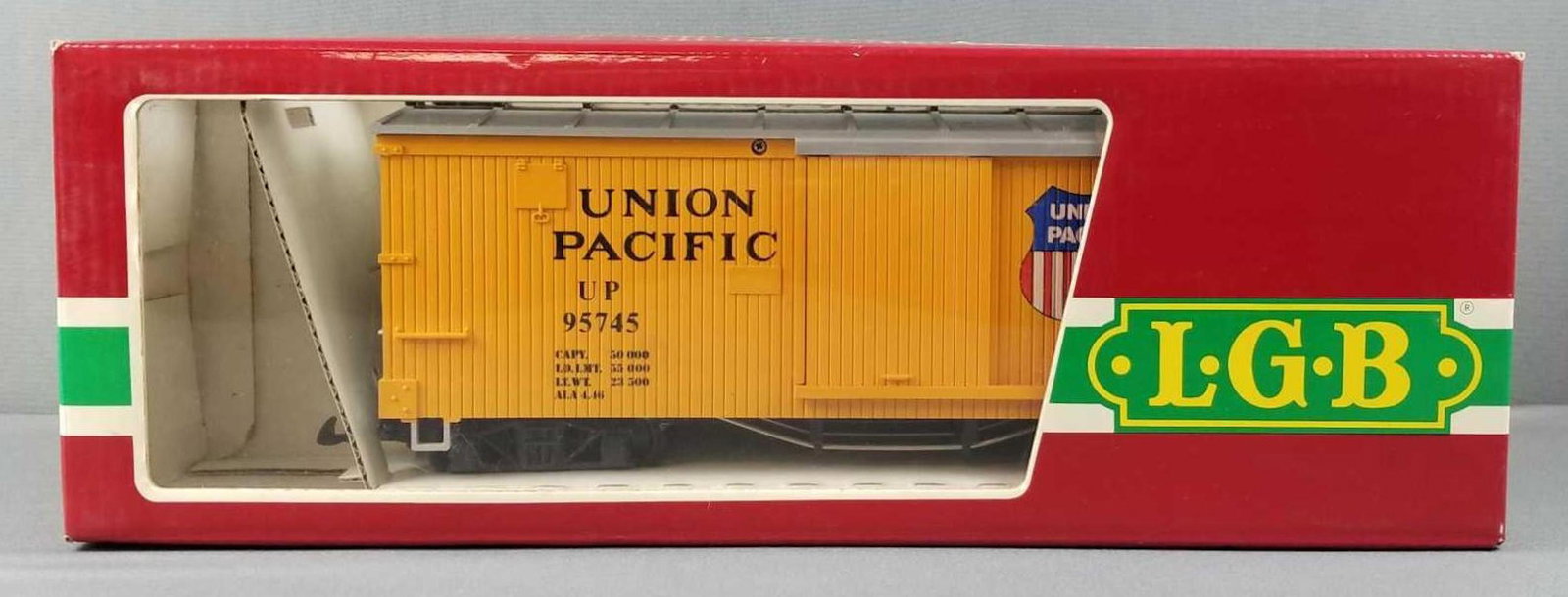 LGB #4067 Union Pacific box car: Incorrect box. Dirty on top of car. G scale