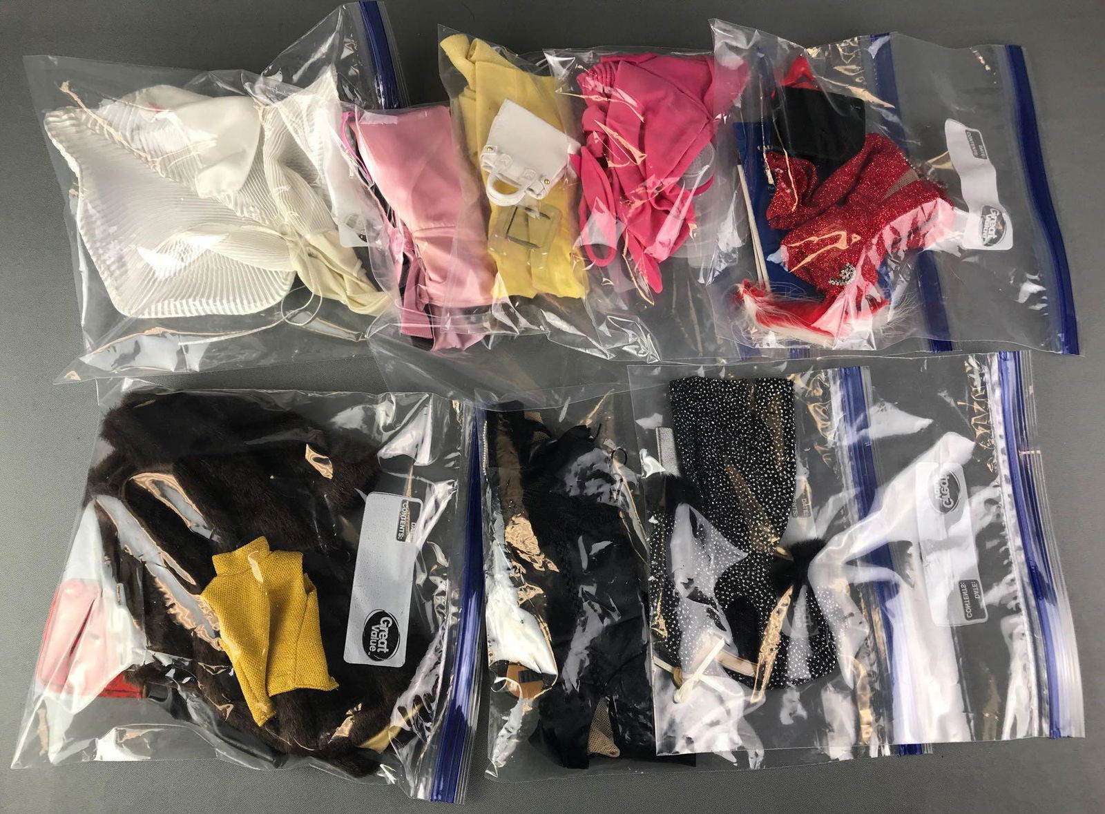 Group of Marilyn Monroe and other Fashion Doll Clothes (1 of 3)